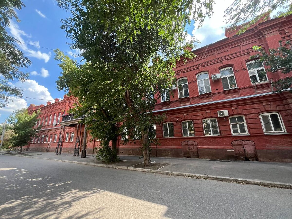 Вот это размах! Вот это масштаб! Нужно изрядно постараться, чтобы дом поместился в кадр.