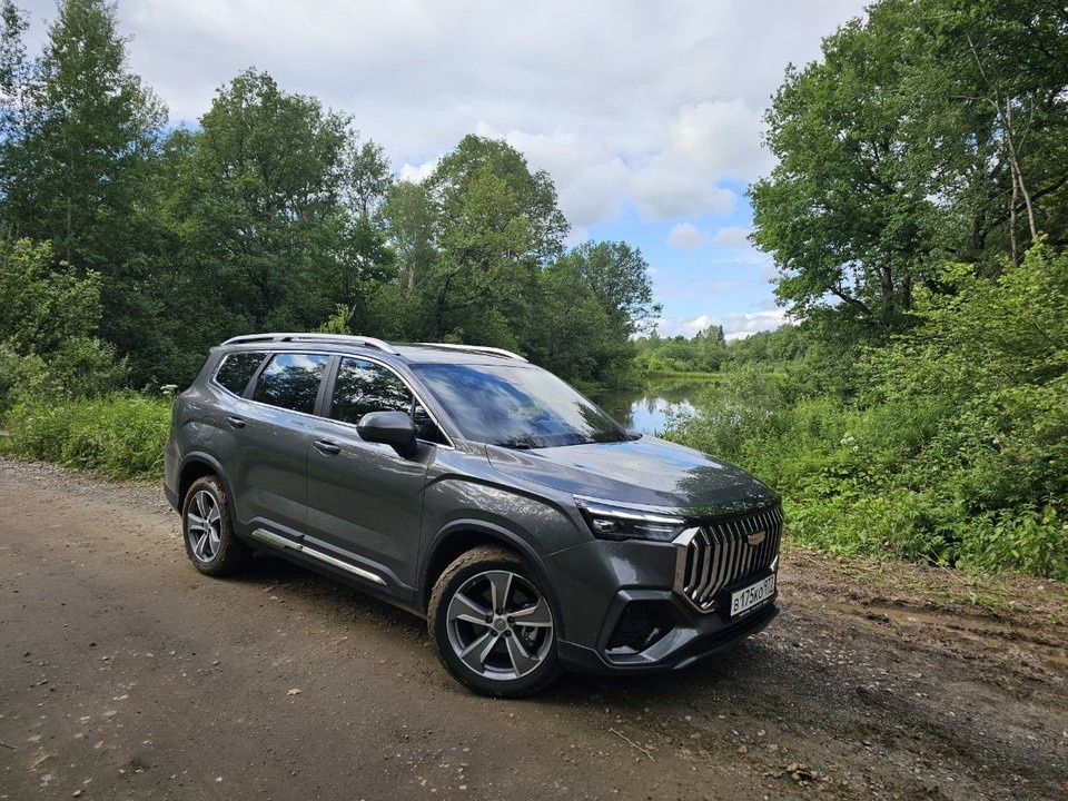    Внешне Okavango совсем не похож на прочие модели Geely. Но некрасивым его назвать нельзя. Николай МЫСИН