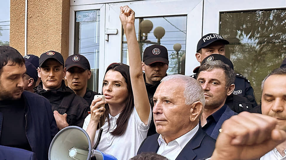 Евгения Гуцул (в центре) на пикете в защиту избиркома Гагаузской автономии (май 2023 года).📷Фото: Владимир Соловьев / Коммерсантъ