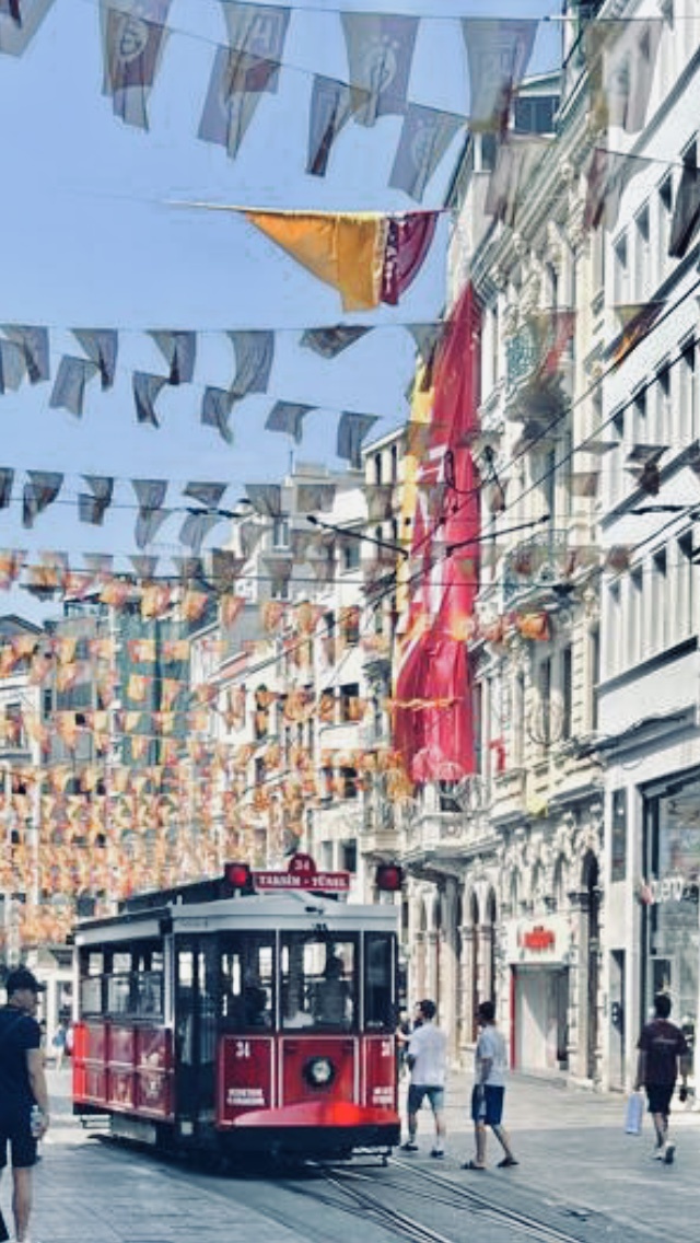 Улица Истикляль, начало у площади Таксим. Стамбул.