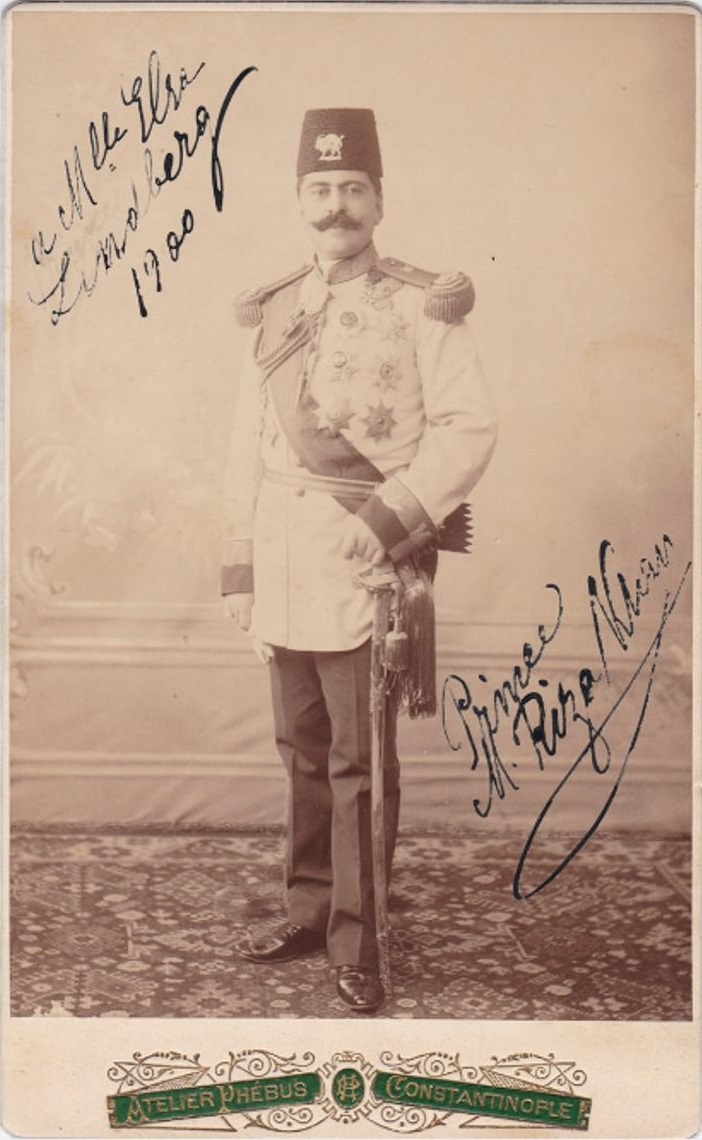 Фото Мирза Риза-хана, снятое в Константинополе 1900 году.