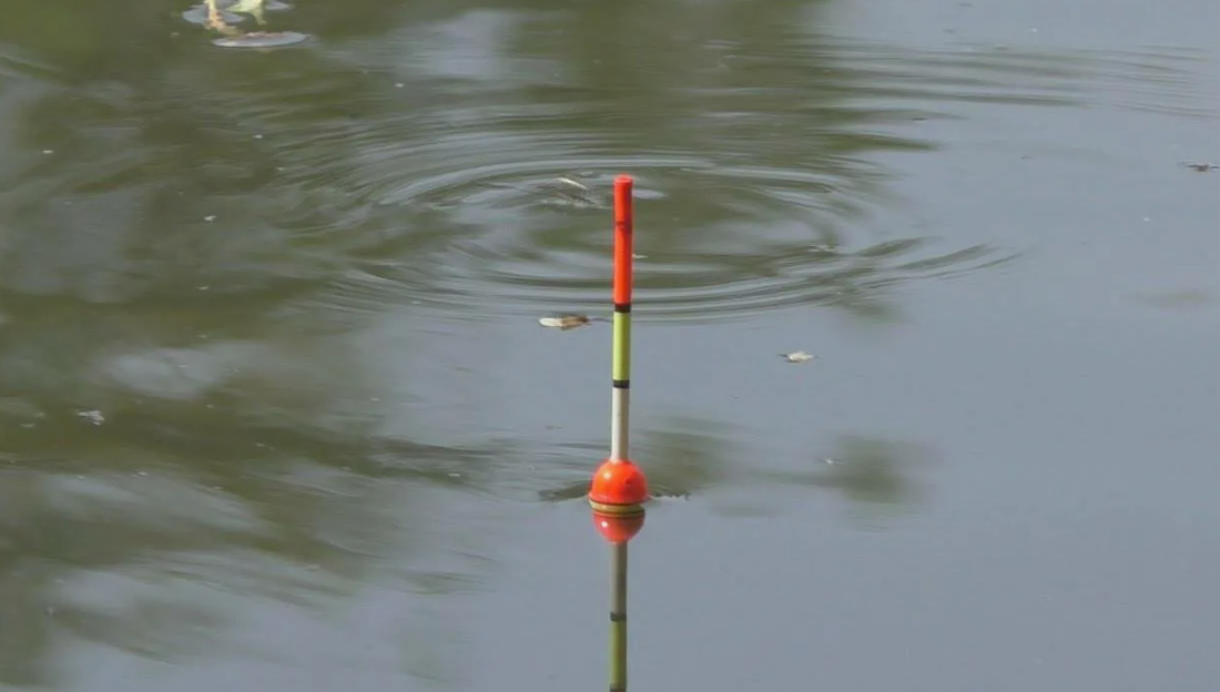 На большой дистанции или при ловле на глубине (>2 м) ультрачувствительный поплавок просто не видно – не только поклёвку, сам поплавок разглядеть сложно