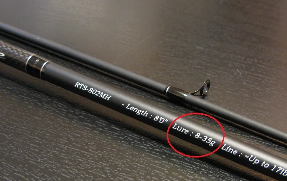 На первом удилище такой воблер бы не забросил и сломал снасть, в то время как на втором чувствительность для мелкой приманки практически исчезает.