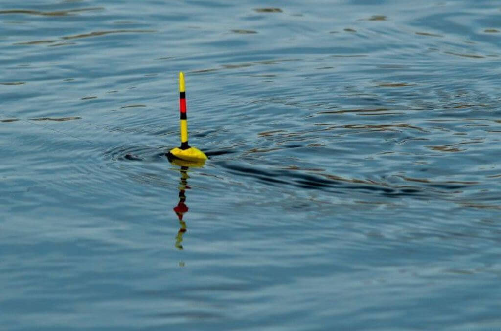 Такие поплавки можно буквально «останавливать» на месте или плавно проводить