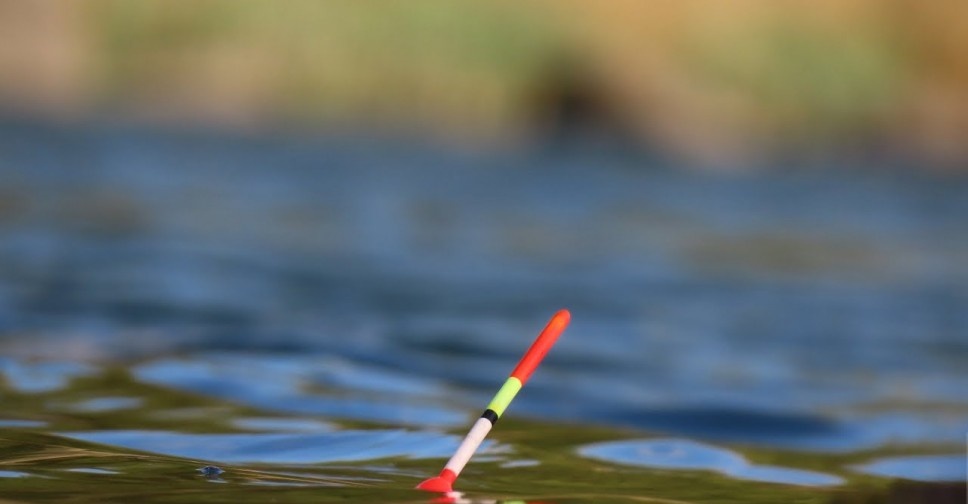Если выставить глубину больше, чем глубина водоема в месте лова, то грузило (а соответственно, и крючок) просто лежит на дне