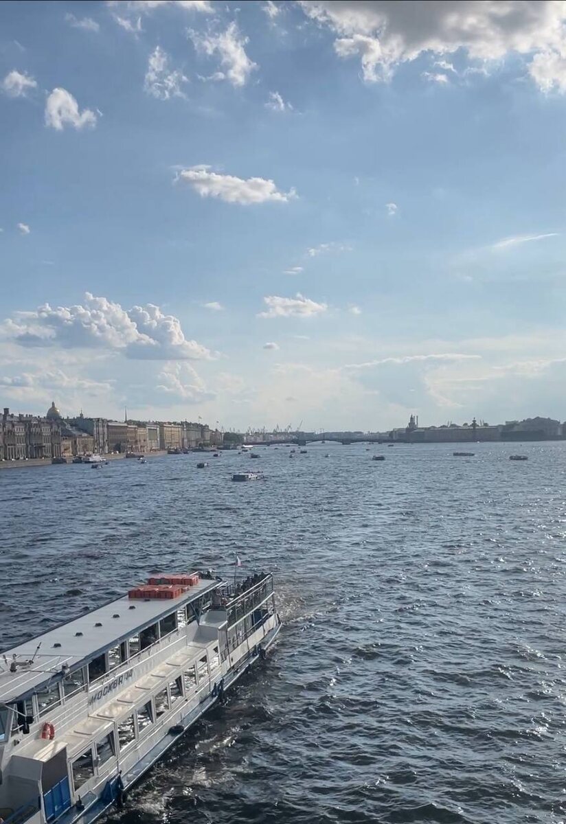 Санкт-Петербург прекрасен в любую погоду. Особенно, когда смотришь на него сквозь уставшие, но счастливые родительские глаза