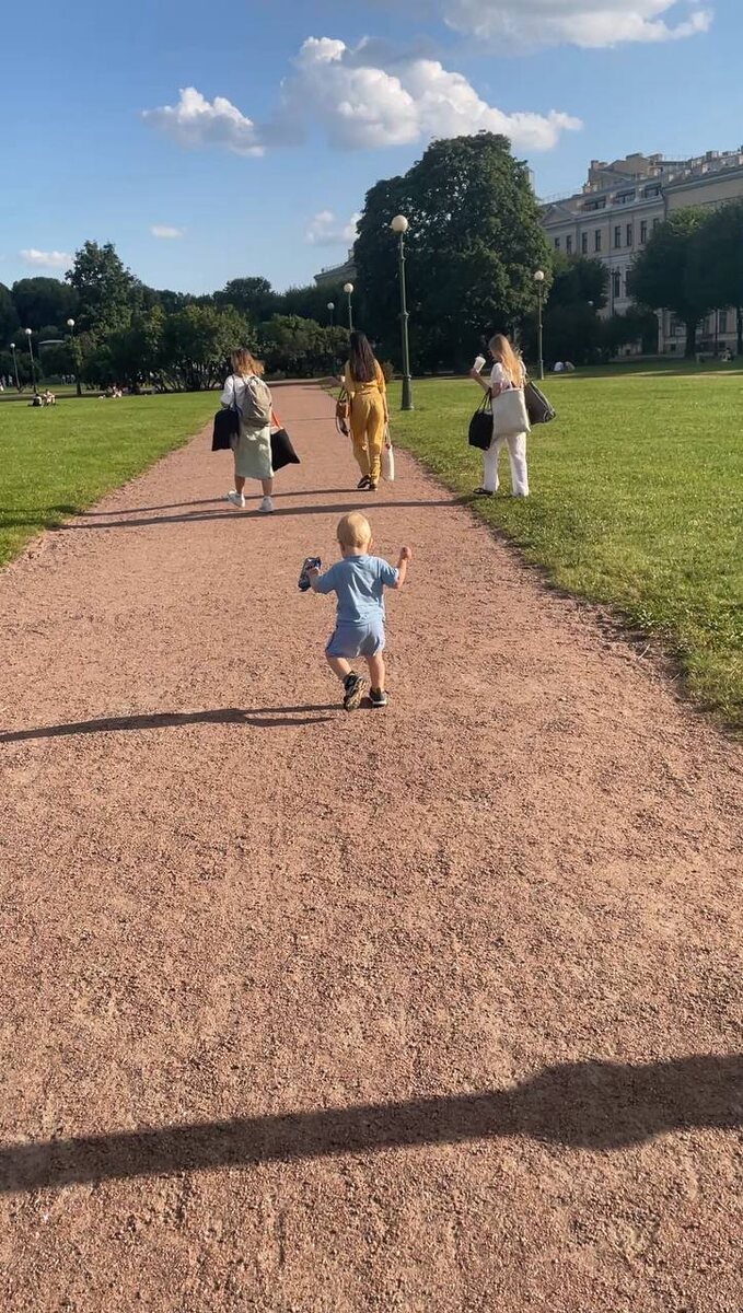 Говорят, спорт — это жизнь. Особенно, если ты гоняешь по полю годовалого урагана в босоножках и с велосипедом!