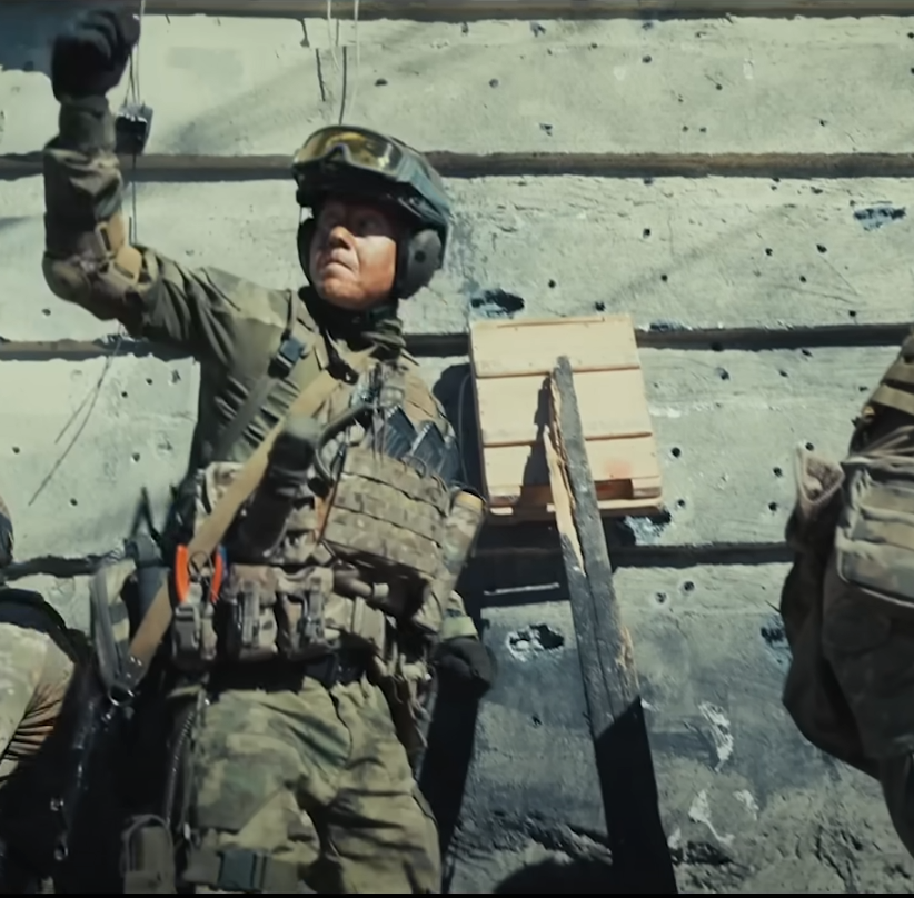 Обратите внимание на пояс бойца, характерные желтые рукоятки кусачек или саперного обжима - один из главных инструментов сапера.