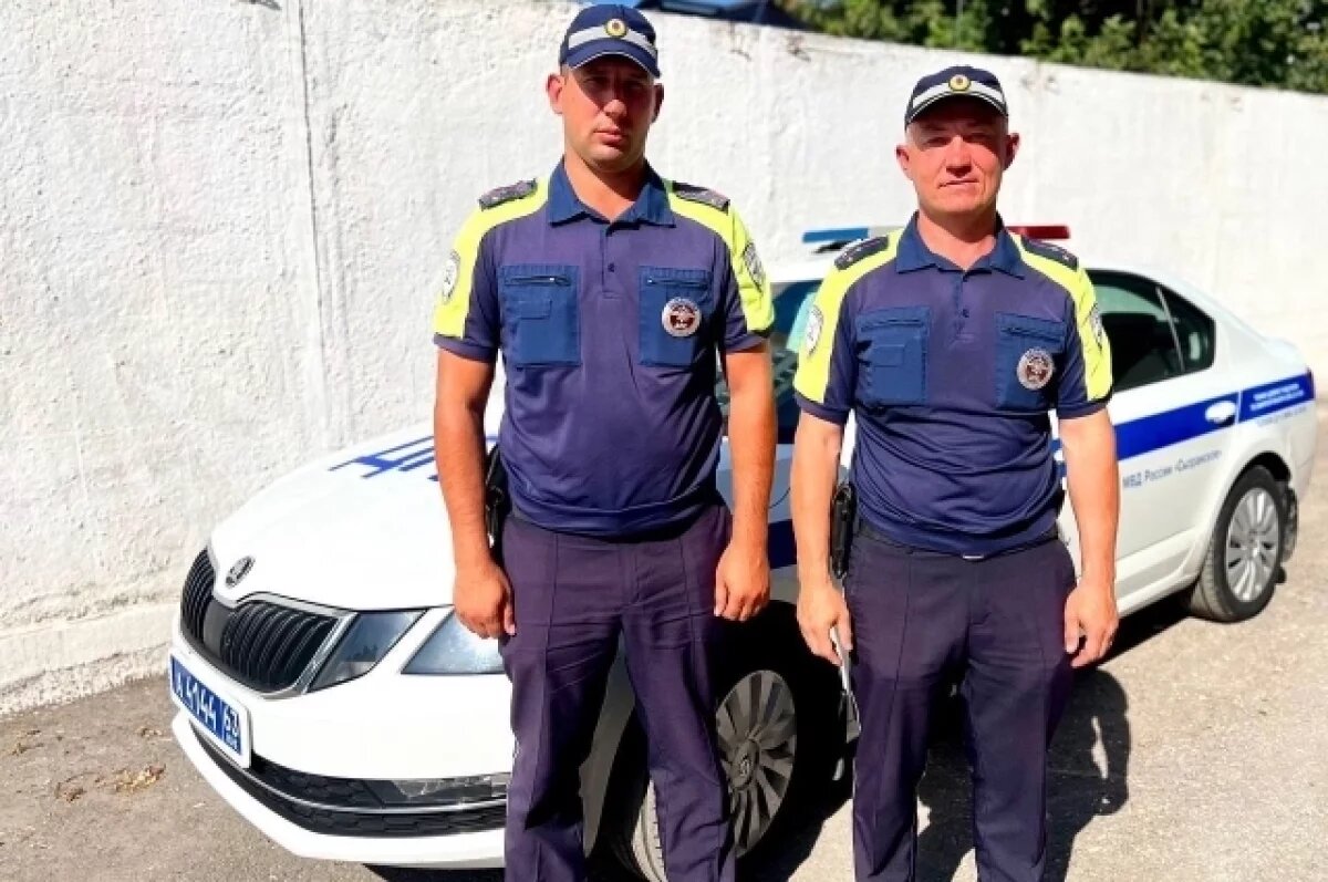    на фото сотрудники отдельной роты ДПС Госавтоинспекции МУ МВД России «Сызранское» старшие лейтенанты полиции Андрей Белов и Сергей Лобанов