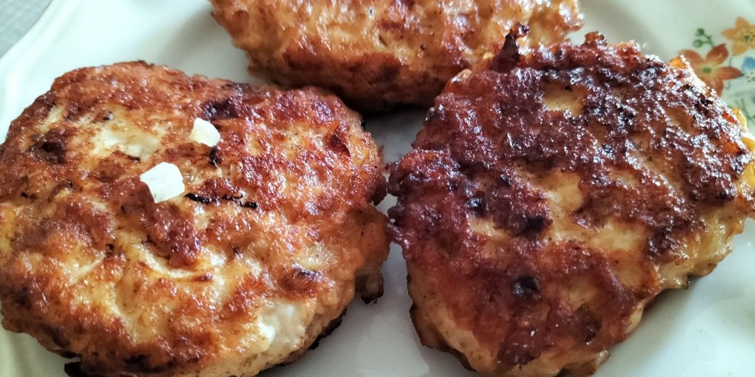 Самые быстрые сочные куриные котлеты с сыром на сковороде - рецепт за 10 минут