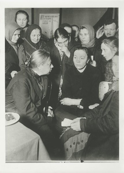 Вдова Владимира Ленина Надежда Крупская встречается с рабочими шелкоткацкой фабрики «Красная роза». Аркадий Шайхет, март 1927 года, г. Москва, МАММ/МДФ.
