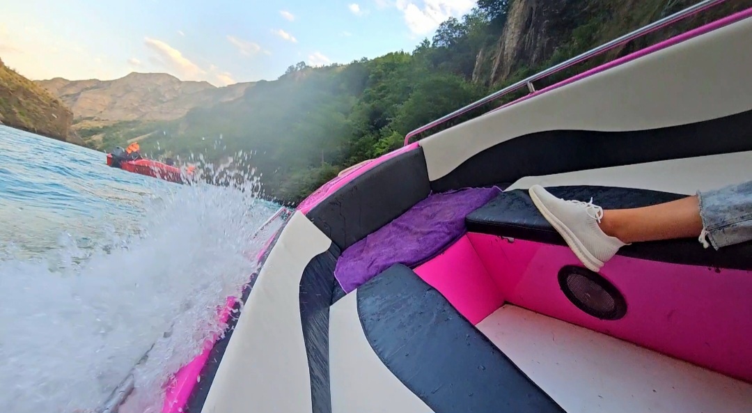 Катание на катере по каньону