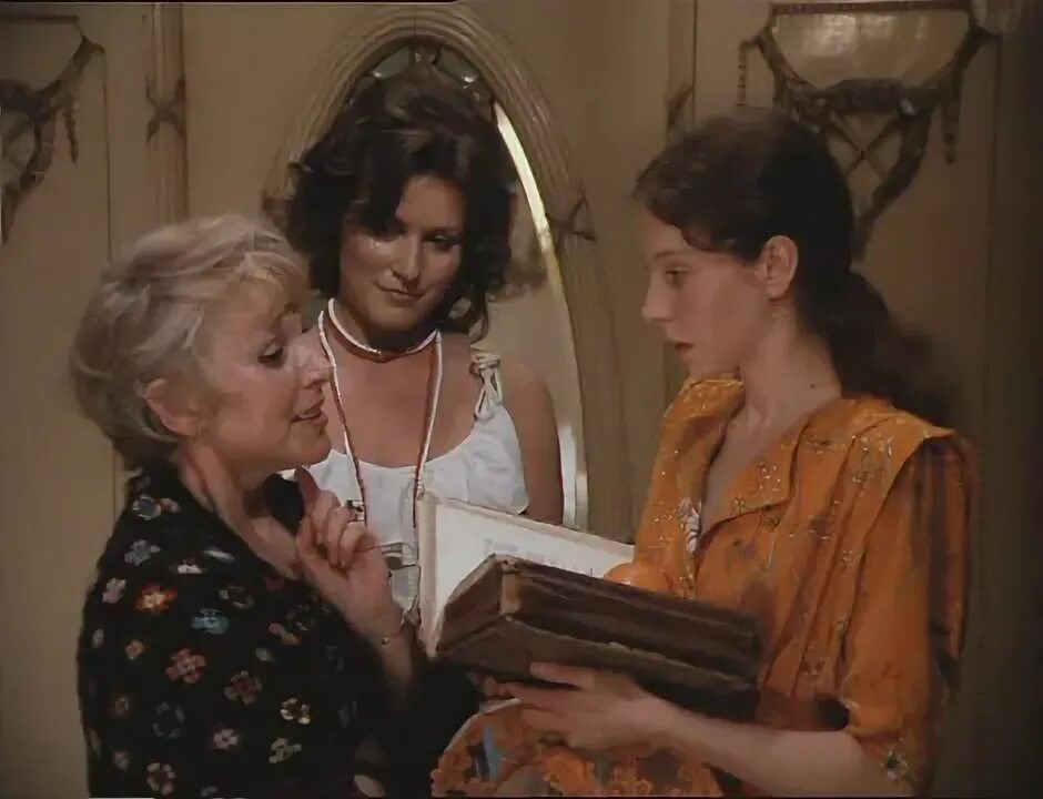 Елена Романова и Ольга Мелихова  в фильме "Отпуск за свой счёт" .