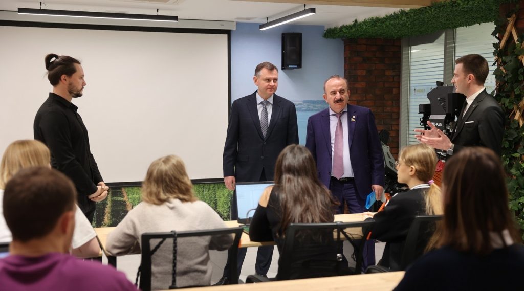    CREATOR: gd-jpeg v1.0 (using IJG JPEG v62), quality = 90 redaktor