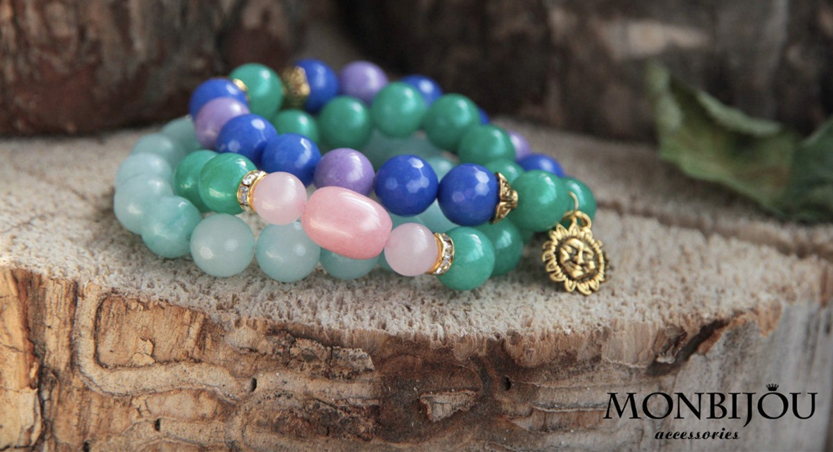 Цвета я подбирала так, как чувствовала, примеряя камни друг к другу, пока они не начинали звучать вместе.