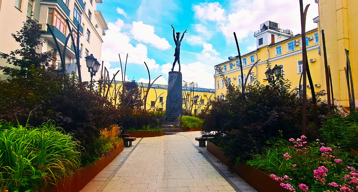 Сквер, посвященный Майе Плисецкой на Большой Дмитровке в Москве. Фото атора статьи