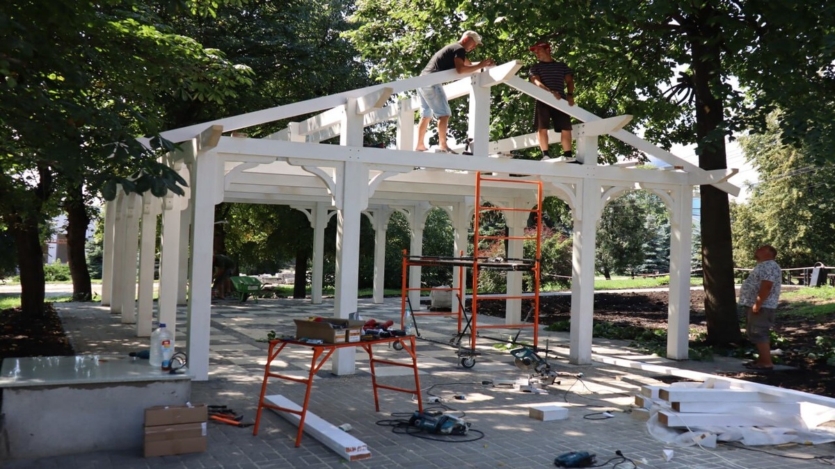    В Курске продолжается установка беседки для игры в Первомайском парке
