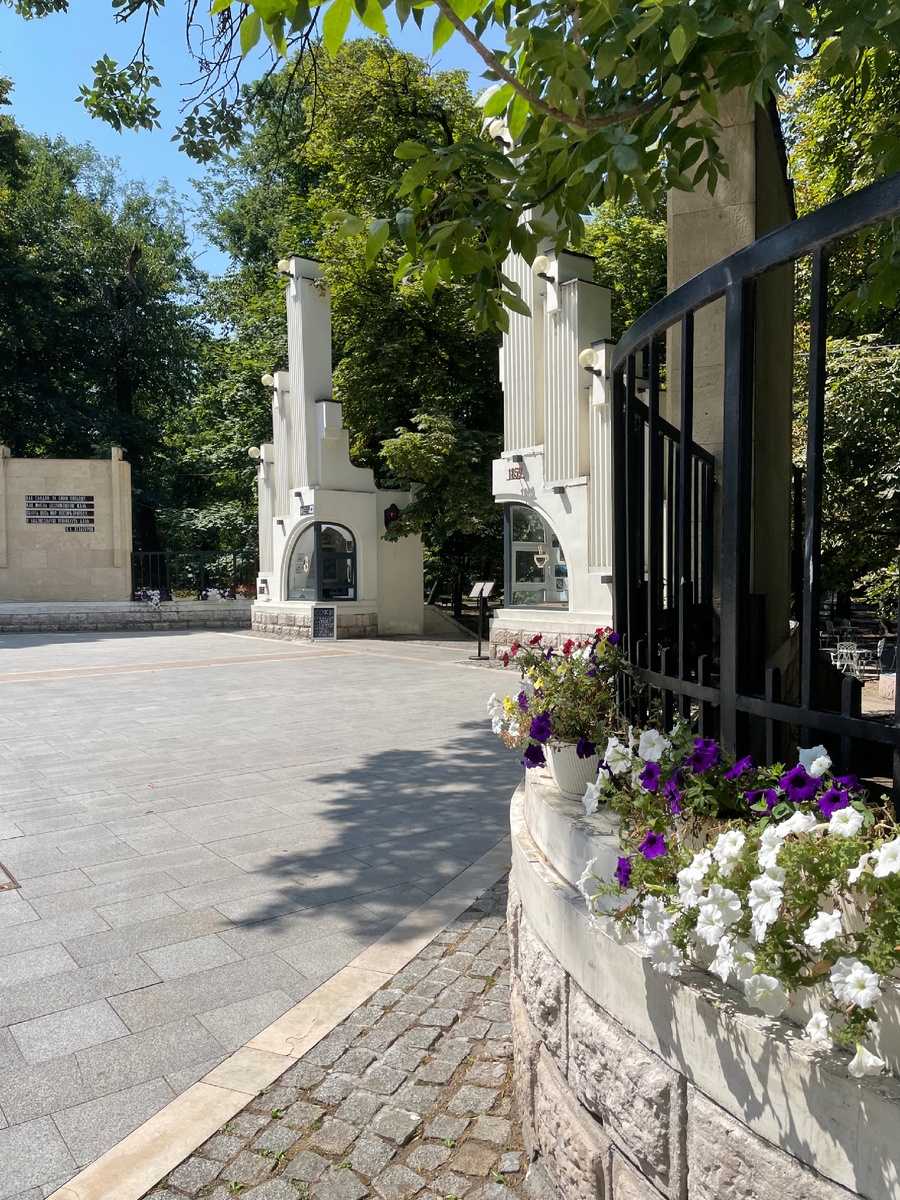 Вход в наш Парк, утро, людей пока немного)