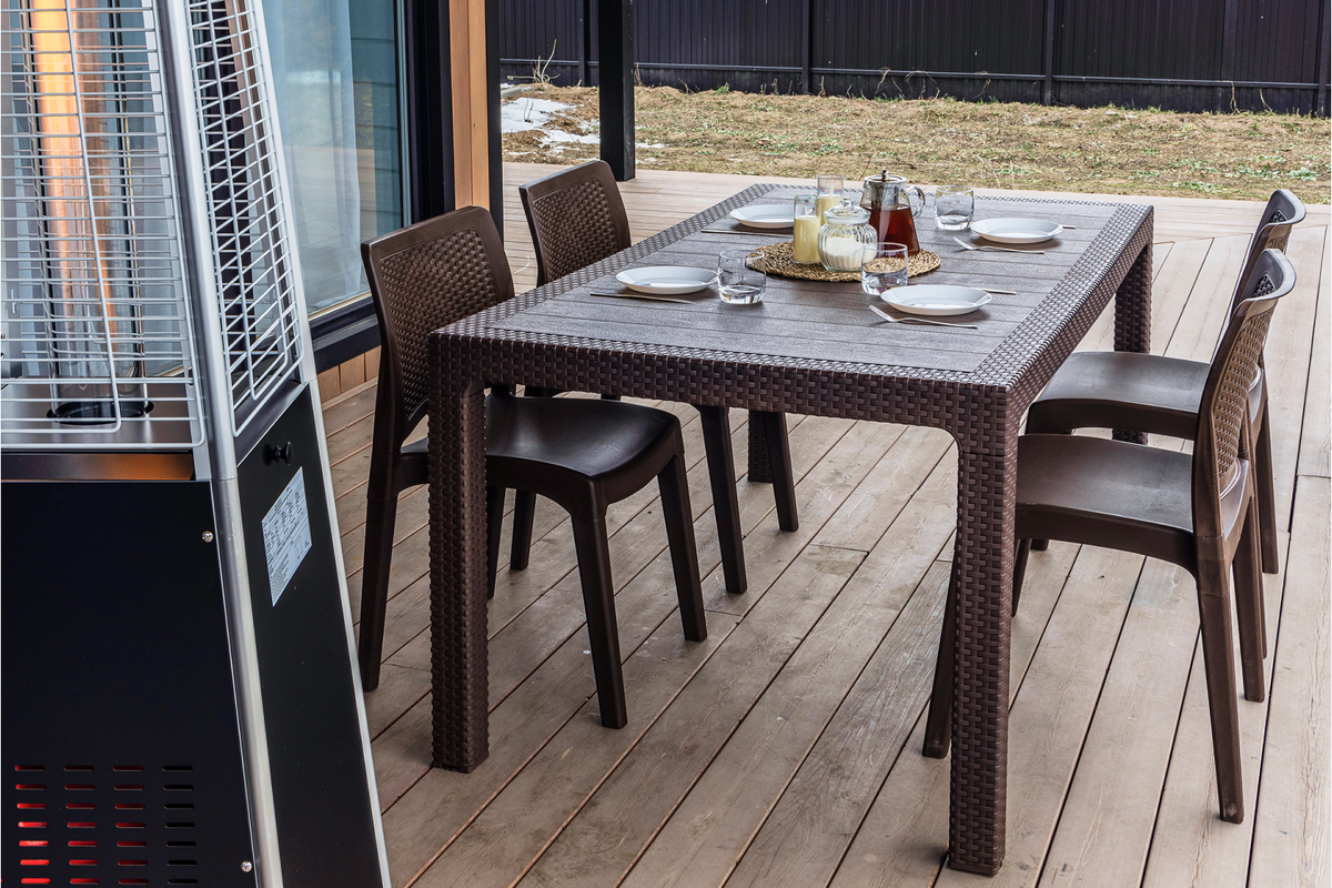 Комплект садовой мебели July S из плетеного пластика — четыре стула и обеденный стол. Есть варианты с креслами и диванами. Цена — от 27 750* рублей. Скидка — 30%. 