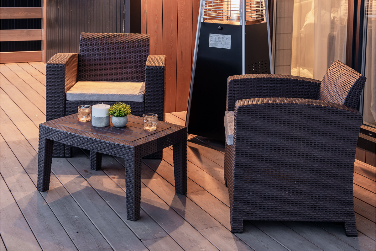 Комплект садовой мебели Lana lux из плетеного пластика — два кресла и журнальный стол. Есть варианты со стульями, диванами и обеденным столом. Цена — от 25 940* рублей. Скидка — 35%.