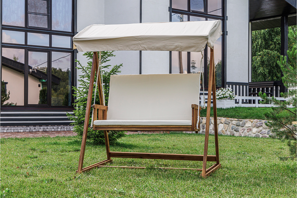 Двухместные садовые качели Bruno из дерева акации с навесом от солнца. Максимальная нагрузка — 250 килограммов. Цена — 43 949* рублей. Скидка — 69%.