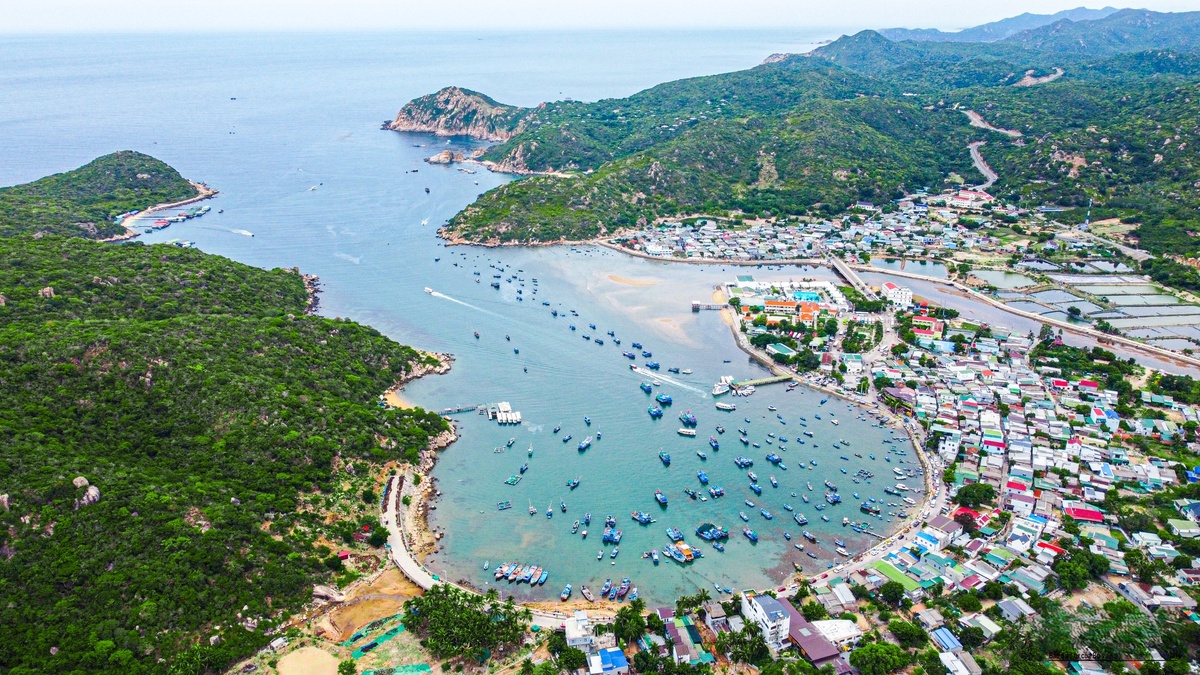 Бухта Винь Хи (Vinh Hy) в Нячанге — это не просто бухта, а скорее рыбацкая деревня, расположенная в живописной бухте. Она известна своей природной красотой и спокойной атмосферой, что делает её привлекательным местом для туристов, желающих отдохнуть от шумного города