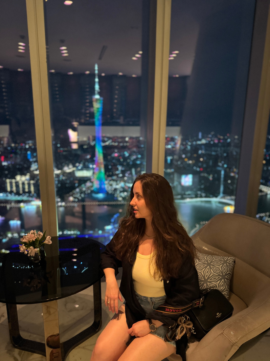 За этим столиком в небоскребе IFC муж сделал мне предложение. В этот раз сходили туда с детками, с 70 этажа открывается чудесный вид на Гуанчжоу. Хотелось бы быть в красивом платье, но что есть 😆 жара, влажность + мы зашли туда во время прогулки 