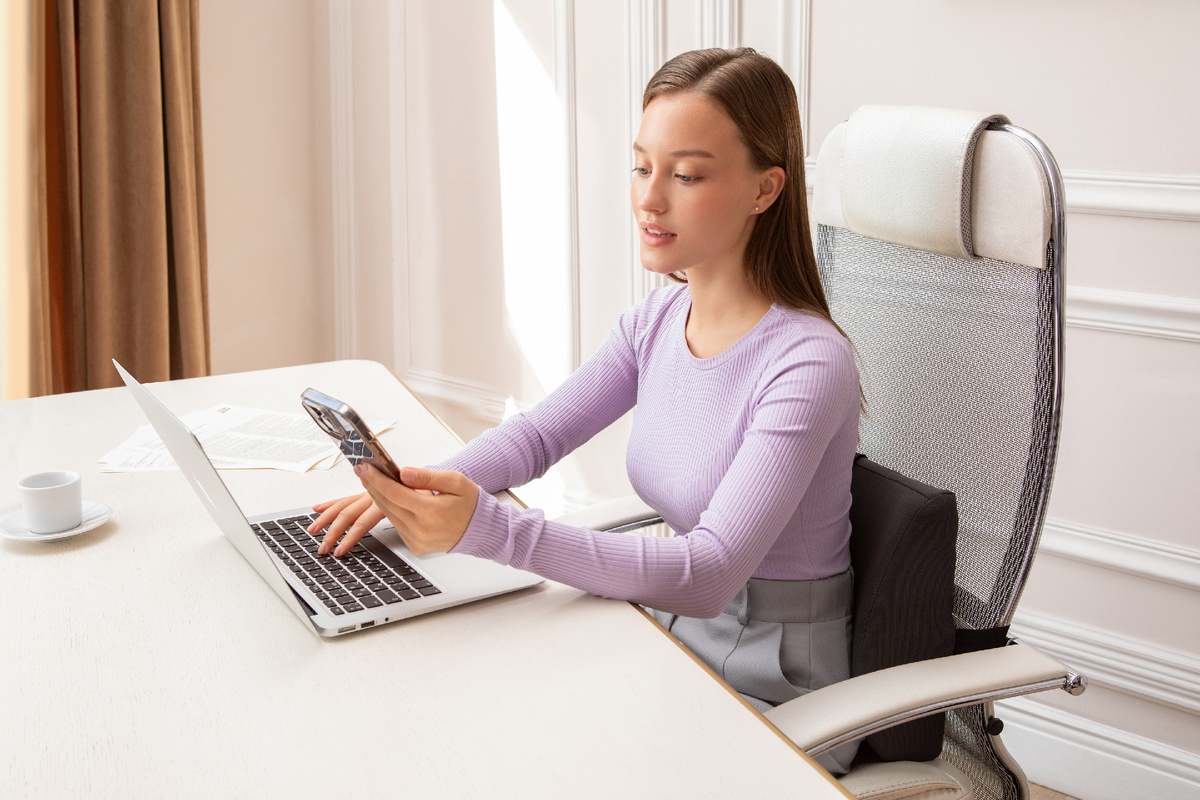 Подушка с выступами-крыльями охватывает тело по бокам, подстраиваясь под контуры поясницы