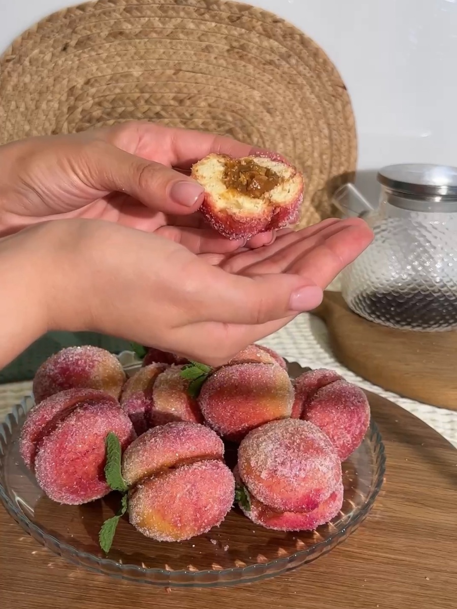 Пирожные персики