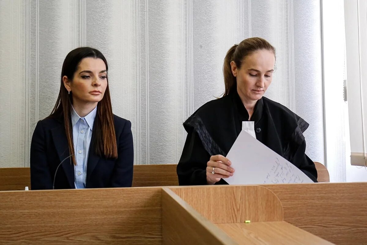    Евгения Гуцул (слева) в районном суде сектора Чеканы в Кишиневе.