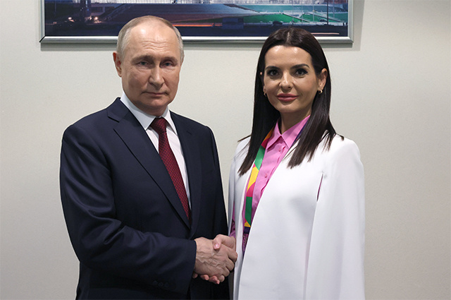    Президент РФ Владимир Путин и глава Гагаузской автономии Молдавии Евгения Гуцул на Всемирном фестивале молодёжи на федеральной территории «Сириус». Фото: РИА Новости/ Михаил Метцель