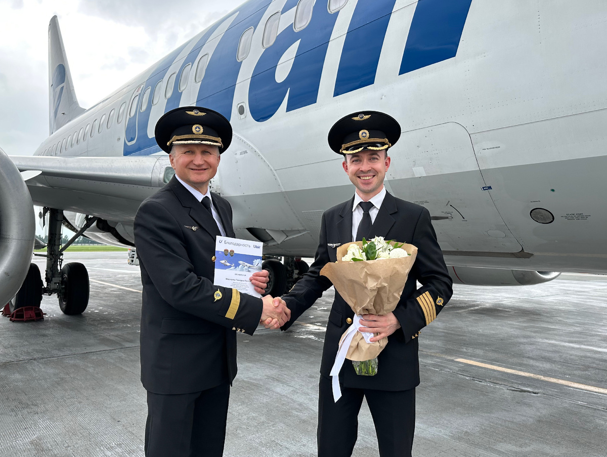 Павел Шевченко, командир летного отряда № 2 и Геннадий Мадьяров, командир воздушного судна Boeing 737CL/NG авиаэскадрильи № 2 летного отряда № 2