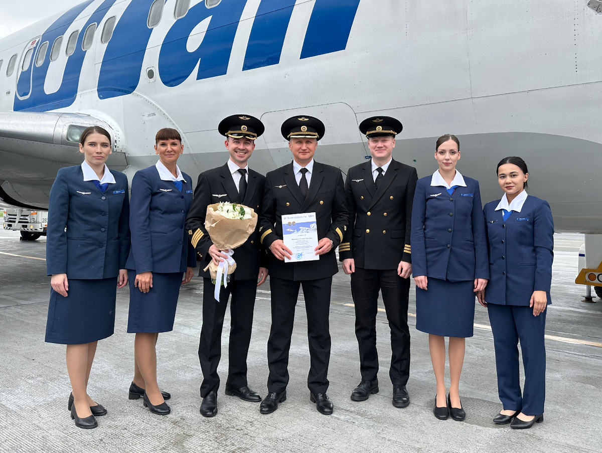 Слева направо: Ирина Лукичева, руководитель группы-старший бортпроводник-инструктор; 
Ирина Сердюкова, бортпроводник-бригадир;
Геннадий Мадьяров, командир воздушного судна Boeing 737CL/NG  авиаэскадрильи № 2 летного отряда № 2;
Павел Шевченко, командир летного отряда № 2;
Максим Кисель, второй пилот авиаэскадрильи № 2 летного отряда № 2;
Дарья Чичкова, бортпроводник СБП г. Тюмень;
Фариза Маназирова, бортпроводник СБП г. Тюмень