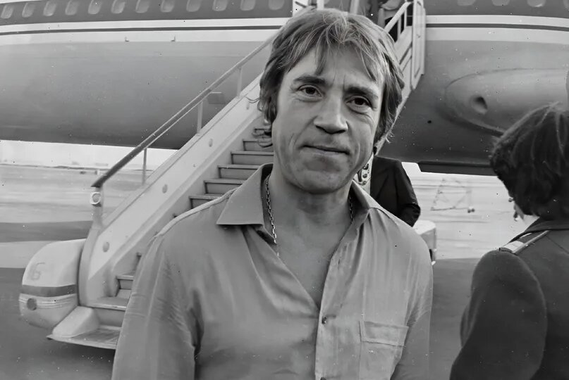 Цифровой Высоцкий вернется на сцену, а люди крутят пальцем у виска