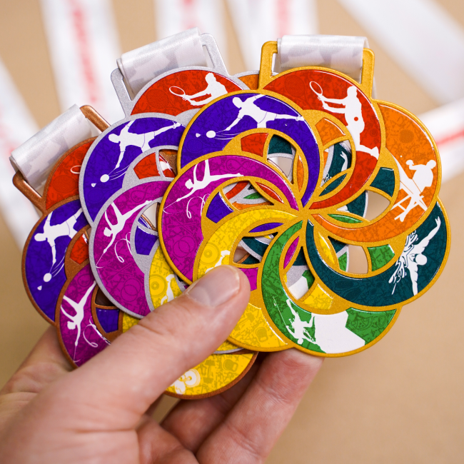 Медали — это не просто красивые награды, но и символы достижений, упорства и победы. Заказ медалей для вашего мероприятия может принести множество преимуществ. Вот несколько причин, почему вам стоит рассмотреть этот вариант.