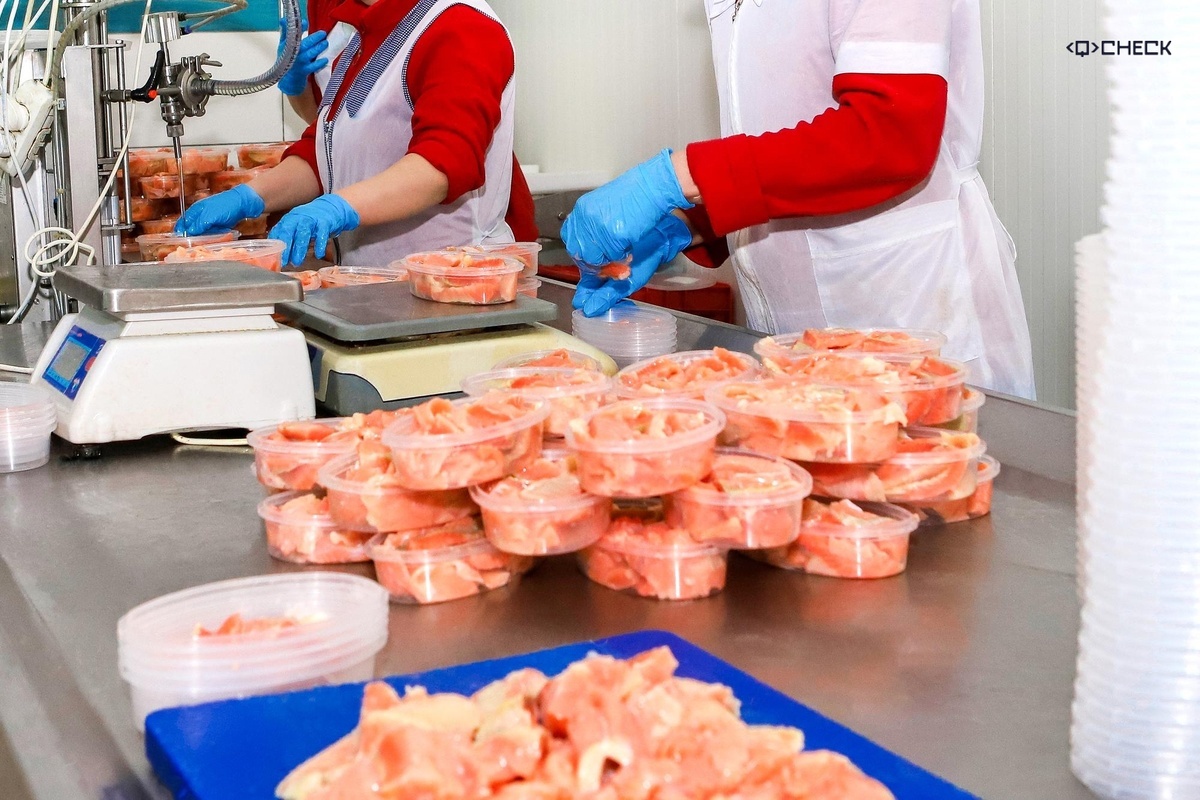 Предприятие, производящие колбасные изделия и полуфабрикаты в маринаде. Основные проблемы заключались в отсутствии контроля за использованием пищевых добавок, что приводило к порче продукции. Цель внедрения Quality CHECK — автоматизировать учет ингредиентов и процессов, минимизировать ошибки и предотвратить убытки.

Проблемные ситуации на предприятии до внедрения:

- Порча продукции из-за избытка специй

- Порча продукции из-за избыточного времени маринования

Причины:

- Отсутствие записей о количестве внесенных ингредиентов

- Повторное внесение специй

- Отсутствие записей о времени маринования продукции

Итог:

Утилизировано 11 тонн продукции, убыток составил более 19 млн рублей.

Внедрение Quality CHECK позволило:

- -Автоматизировать учет количества внесенных добавок

- Ввести контроль точного времени маринования

- Получать уведомления о нарушении каждого этапа контроля

- Оперативно исключать проблемные ситуации

- Получать аналитические данные за любой период для анализа рисков и предотвращения угроз

Процесс внедрения:

- Проведен аудит существующих процессов

- Сформирован отдельный журнал и выделен специальный сотрудник для контроля за использованием ингредиентов

- Все сотрудники (технологи, контролеры качества) обучены работе с системой

- Срок внедрения составил 3 недели

Результаты и достижения

- Исключены ошибки при добавлении ингредиентов

- Налажен контроль времени маринования продукции

- Полная автоматизация учета ингредиентов и процессов их внесения

- Устранение ошибок, приводивших к порче продукции

Отзывы

« С помощью Quality CHECK нам удалось сформировать строгий весовой контроль и мониторинг за использованием ингредиентов. Хочу также отдельно отметить профессионализм и дружелюбность команды «Кволити старт» - коллеги не жалели времени для того, чтобы адаптировать Quality CHECK под нашу специфику и всегда были на связи, если у нас возникали какие-то вопросы».