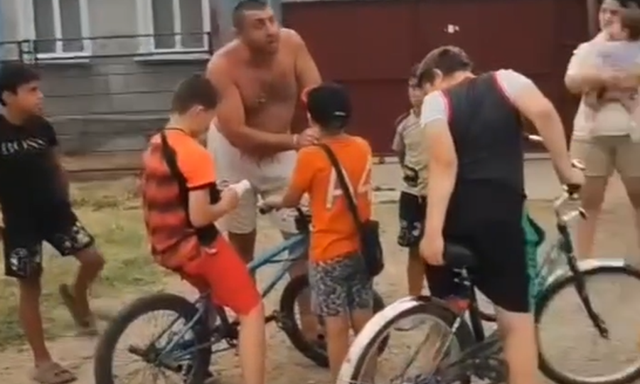 Докатались или докатились? Под Краснодаром мигрант запретил детям станичников кататься на велосипедах