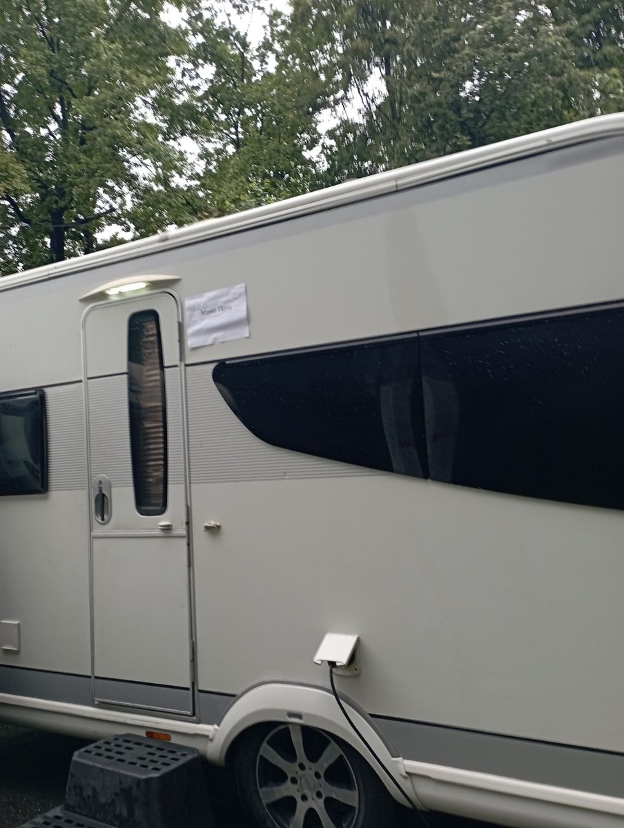 На бумажке написано "мама Пети"