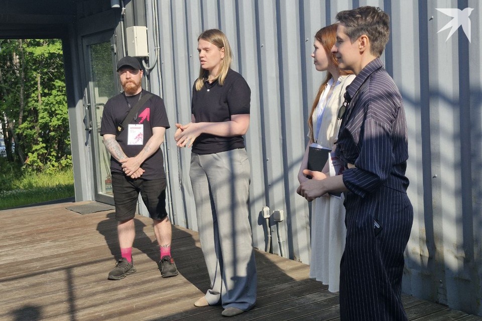    Как рассказал мурманский художник и организатор фестиваля «РОСТ» Юрий Шачнев, упор будет сделан на единый маршрут, по которому можно будет пройтись и увидеть сразу несколько арт-объектов. Наталья ЛОБАНОВА