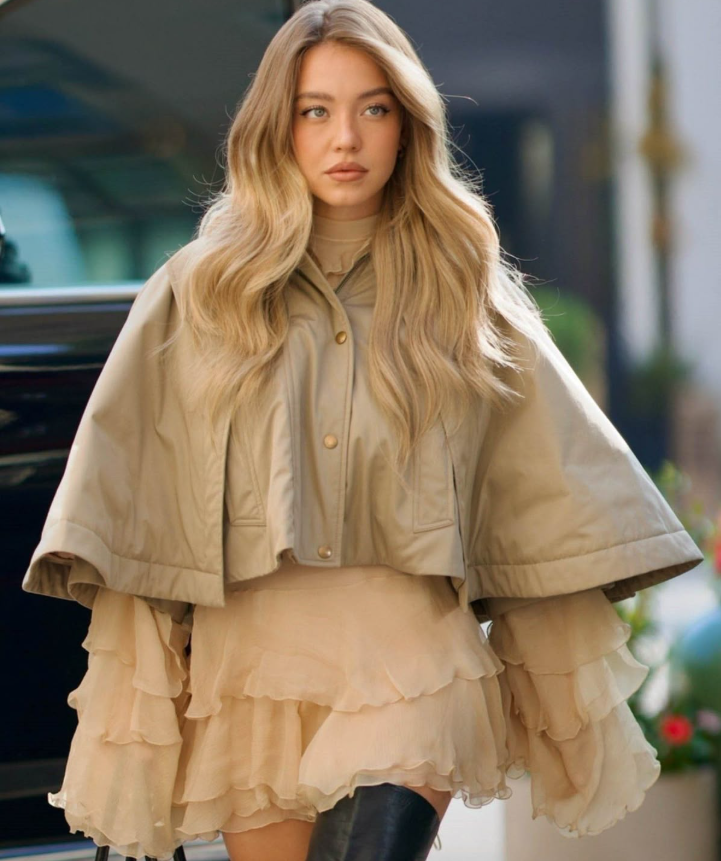 Сидни Суини прогуливается в новом образе 