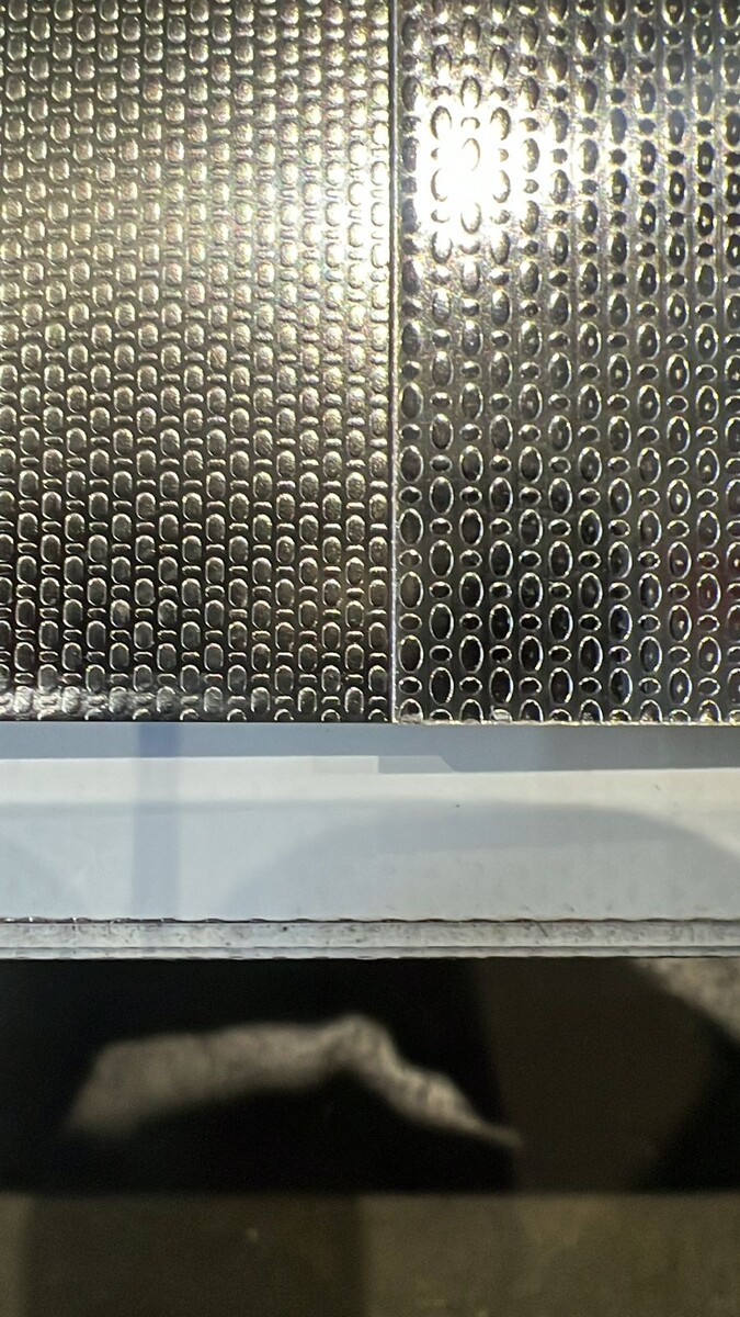 Слева лист Tisco Aisi 304 Deco 9 - 0.8мм