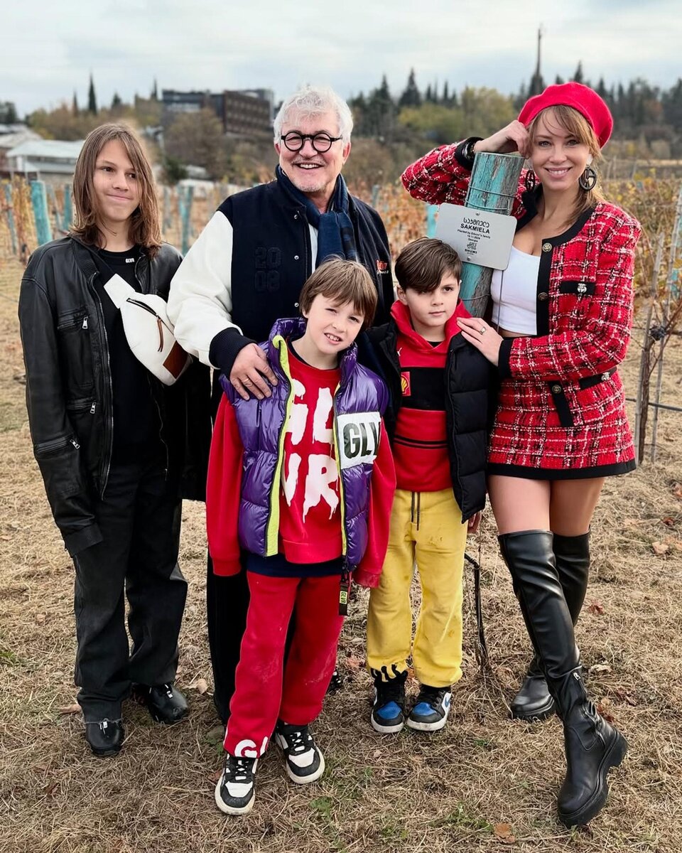    Дмитрий и Полина Дибровы с детьми. Фото: Инстаграм (запрещён в РФ) @polinadibrova