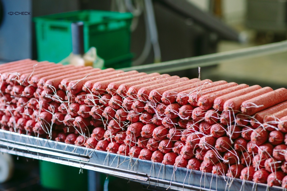 Предприятие мясоперерабатывающей промышленности, столкнувшееся с серьезными проблемами безопасности и качества продукции из-за отсутствия контроля данных при мойке оборудования и обработке упаковочных материалов. Основная цель внедрения Quality CHECK — устранение причин контаминации продукции и исключение финансовых потерь.

Проблемные ситуации на предприятии до внедрения:

- Контаминация продукции моющими средствами

- Потеря доверия клиентов из-за нестабильного качества продукции

- Замечания на внешних и внутренних аудитах

- Значительные финансовые потери из-за порчи продукции

- Некорректный «ручной» контроль, отсутствие своевременной реакции и повторение ошибок

Причины:

- Некорректная или некачественная мойка оборудования и производственных линий

- Отсутствие данных о проверке качества мойки оборудования

- Отсутствие данных о проверке качества мойки оболочки

Итог:

Утилизация более 30 тонн продукции, убыток составил более 30 млн рублей.

Внедрение Quality CHECK позволило:

- Автоматизировать контроль мойки оборудования и проверки данных с помощью QR-кодов

- Получать пуш-уведомления о необходимости повторной мойки оборудования или обработки оболочек

- Фиксировать и анализировать процессы мойки

Процесс внедрения:

- Проведен аудит слабых мест на производстве.

- Сформированы автоматические журналы контроля мойки

- Обучены ключевые сотрудники (контролеры качества, работники производственных линий)

- Срок внедрения составил 3 недели

Результаты и достижения

- Устранен человеческий фактор при контроле мойки за счет полной автоматизации процесса

- Исключение контаминации продукции химическими средствами

- Снижение затрат на утилизацию продукции

- Исключение замечаний на внутренних и внешних аудитах

- Возврат доверия клиентов

Отзывы

«Благодаря Quality CHECK нам удалось исключить ошибки и повысить стабильность качества продукции. Мы легко прошли аудит и стали поставщиками продукции в крупную торговую сеть.