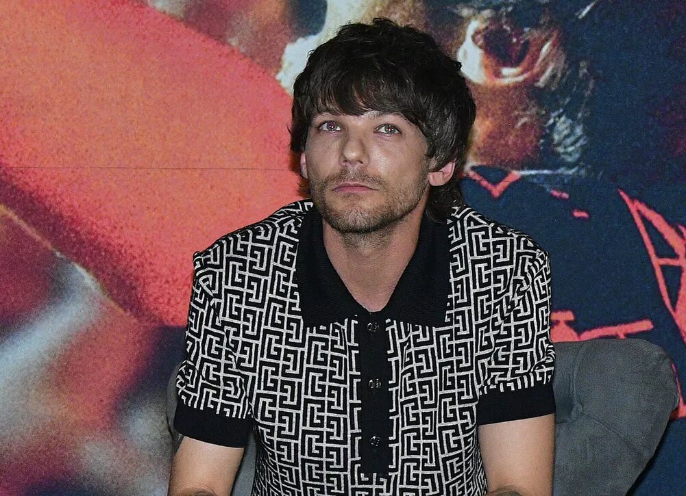    Луи Томлинсон и его новая девушка обнародовали роман в соцсетях