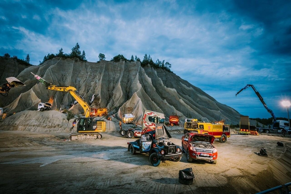    В роли Ромео — раллийный грузовик MAN, а Джульетты — красный пикап Ford Ranger