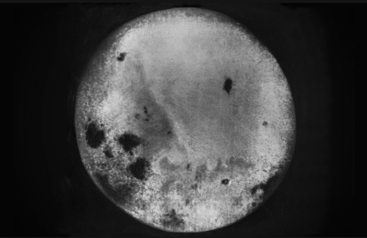 Снимок невидимой с Земли стороны Луны, полученный автоматической межпланетной станцией "Луна-3", 1959 год. Источник: tass.ru/kosmos/22033393