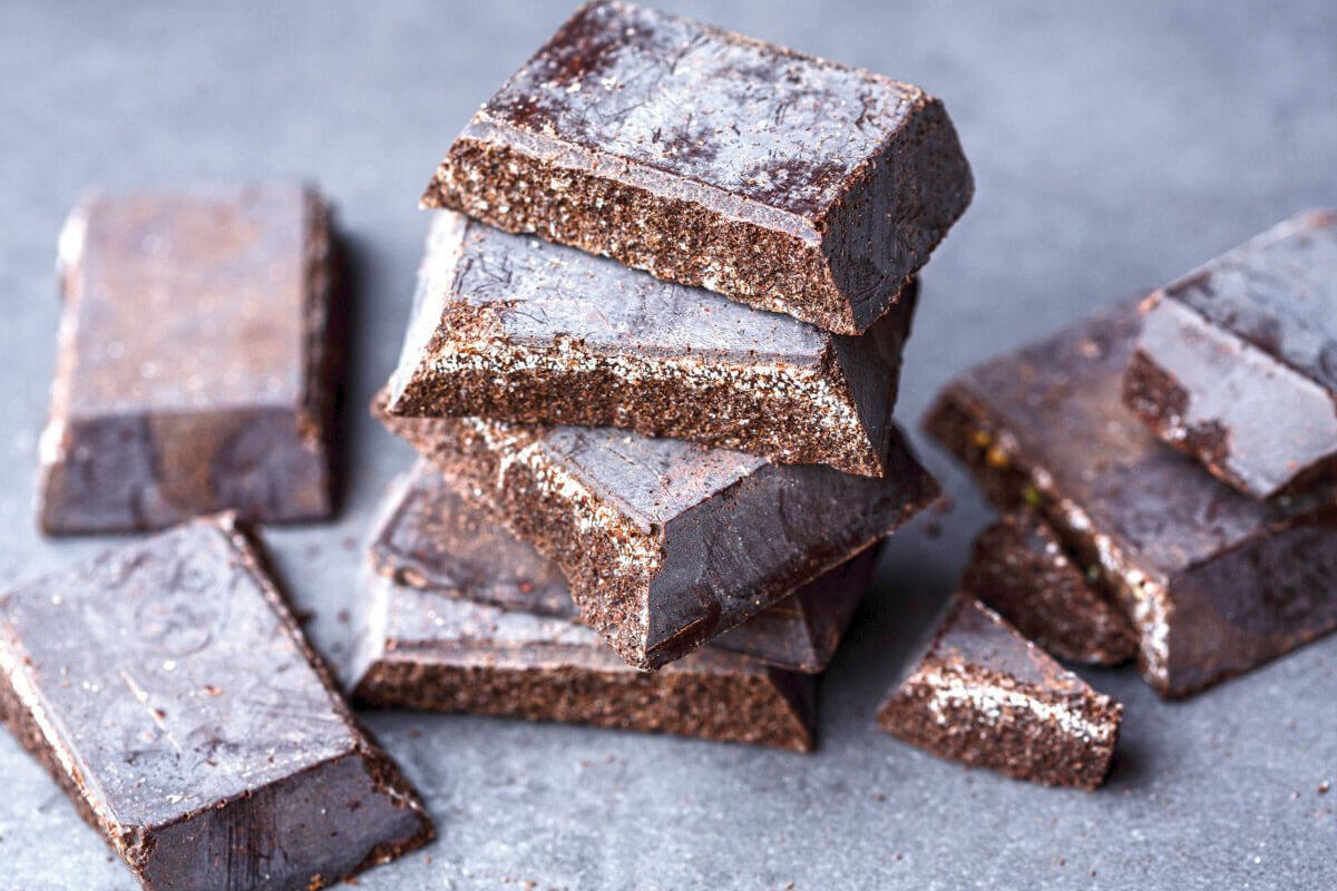    Открыли шоколад, а он оказался странным: на нём появился белёсый налёт? Источник изображения: blizko.by