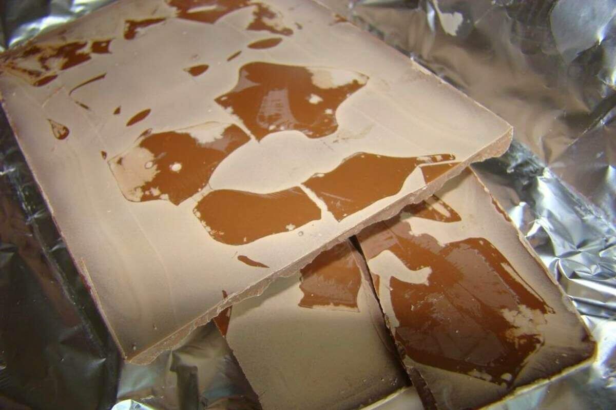    Причины появления белого налёта на шоколаде заключаются в хранении. Источник изображения: sovkusom.ru