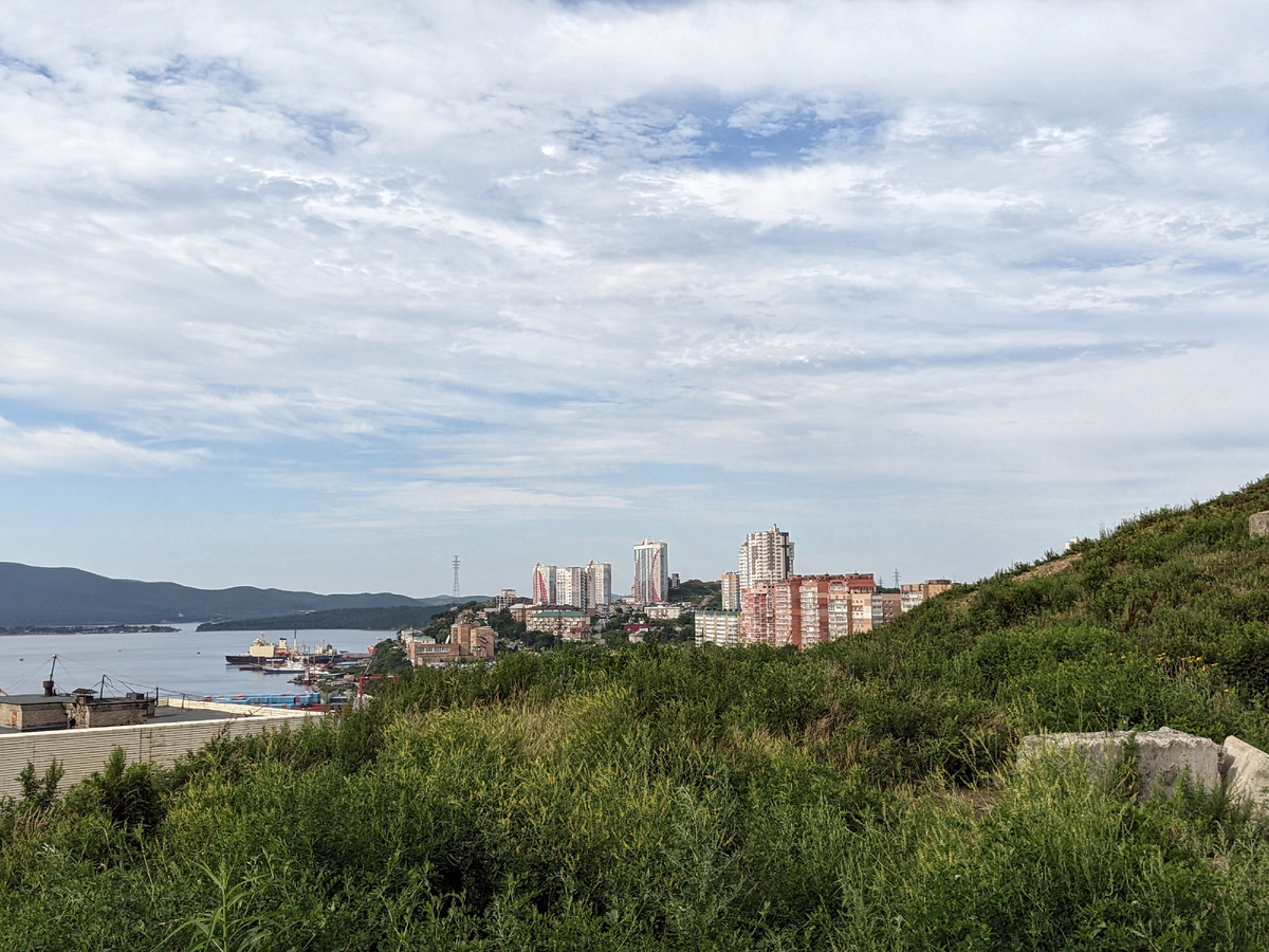 Вид с Крестовой сопки. За небоскрëбами виден остров Русский. 