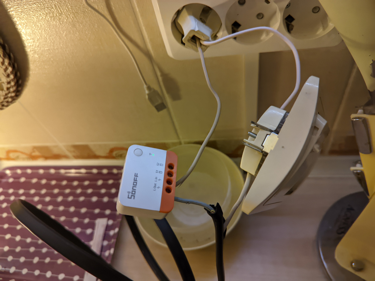 Так тестировал реле от Sonoff прежде, чем упрятать его в глубокий подрозетник. Соорудил из обрезков провода, старого выключателя и лампочки импровизированную электрическую цепь и начал экспериментировать. То команды с кнопок отправлял на реле, то голосовые через Алису